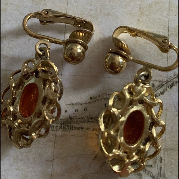 Vintage Estate Cameo Clip On Dangle Gold Tone Earrings Jewelry - Picture 5 of 5